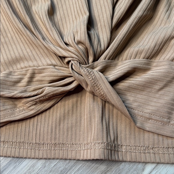 Ribbed knotted blouse - Picture 3 of 3